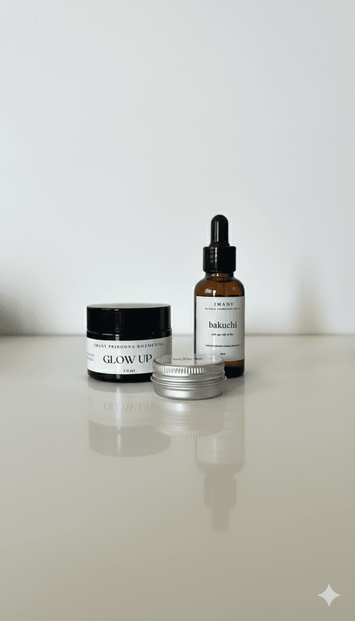 IMANY Glow Up Krema za Lice za suvu i normalnu kožu u tamnoj staklenoj teglici sa crnim poklopcem. Bela etiketa sa nazivom proizvoda i sastojcima je jasno vidljiva.
