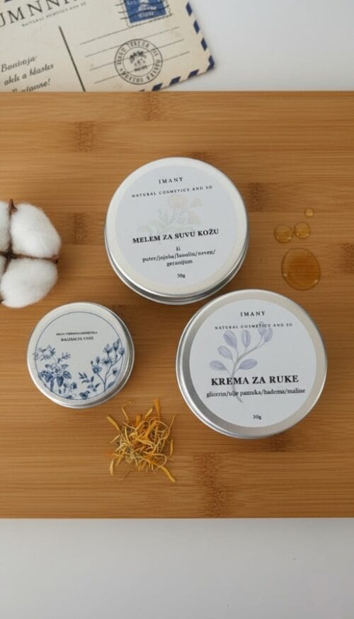 Travel IMANY TRAVEL WITH ME Set: Vaš džepni saveznik za negovanu kožu u pokretu. Mini melem, krema za ruke i balzam za usne pružaju potpunu zaštitu i hidrataciju gde god da vas put odnese. Kompaktno, efikasno, neophodno!